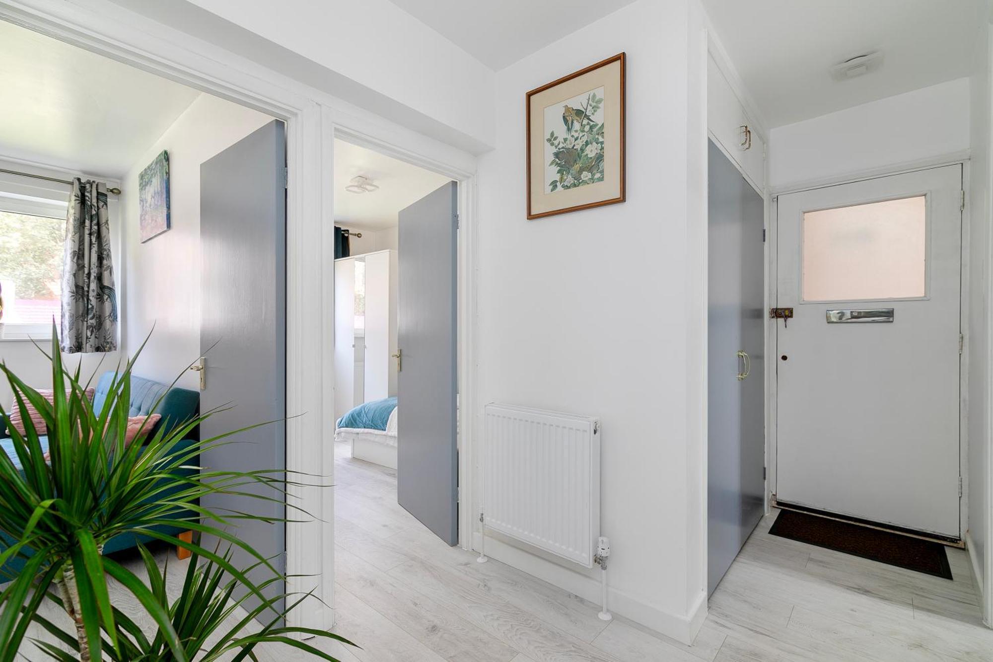 A Stunning Flat In London, Gants Hill
