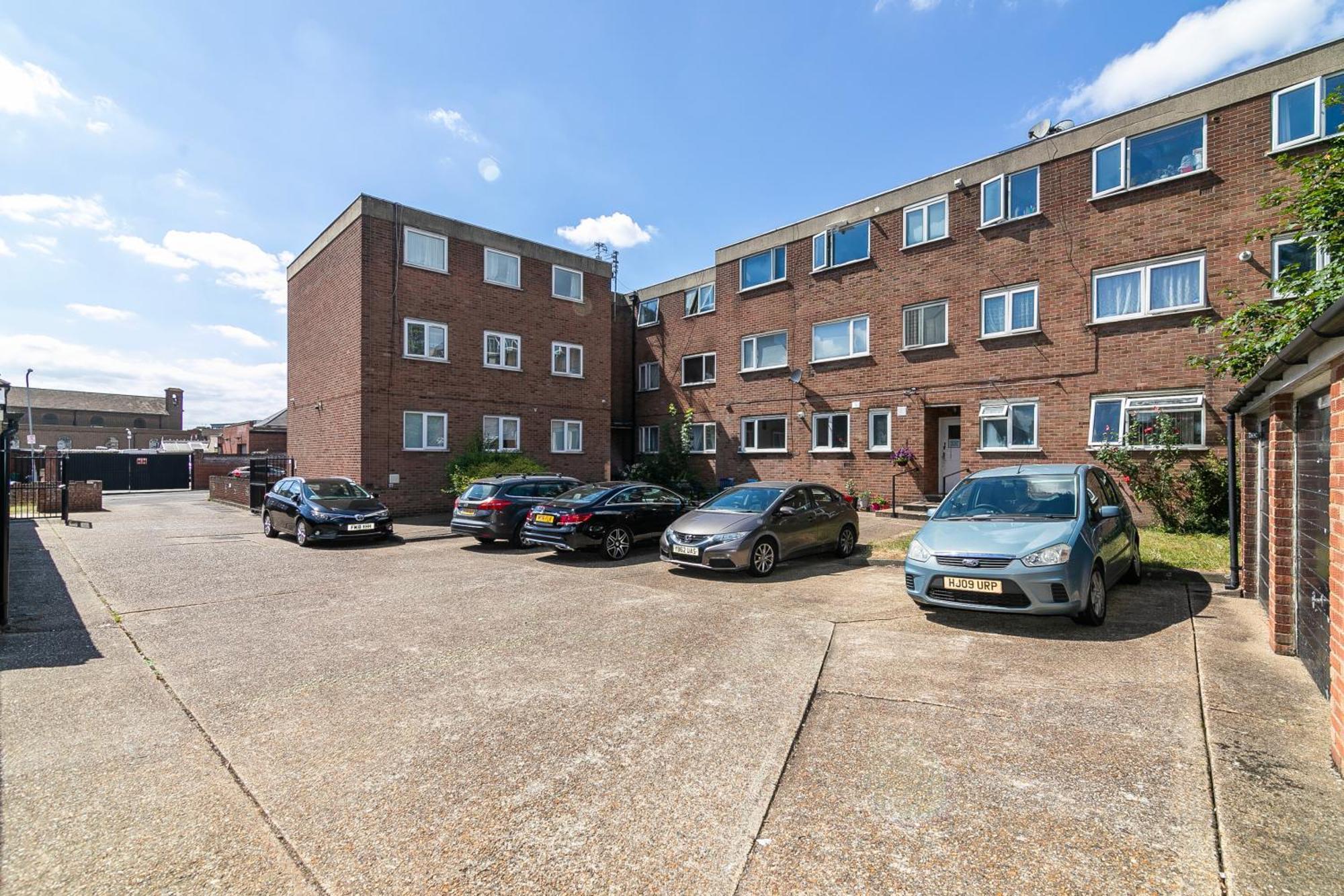 A Stunning Flat In London, Gants Hill